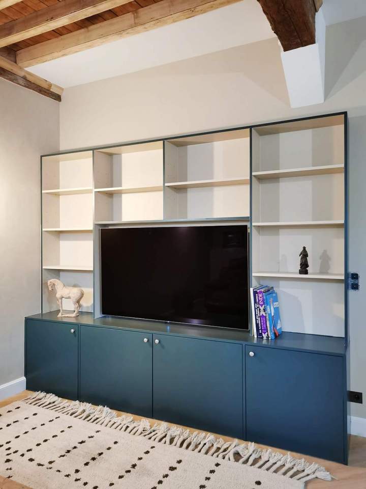 Fabrication et pose de mobilier unique en bois.