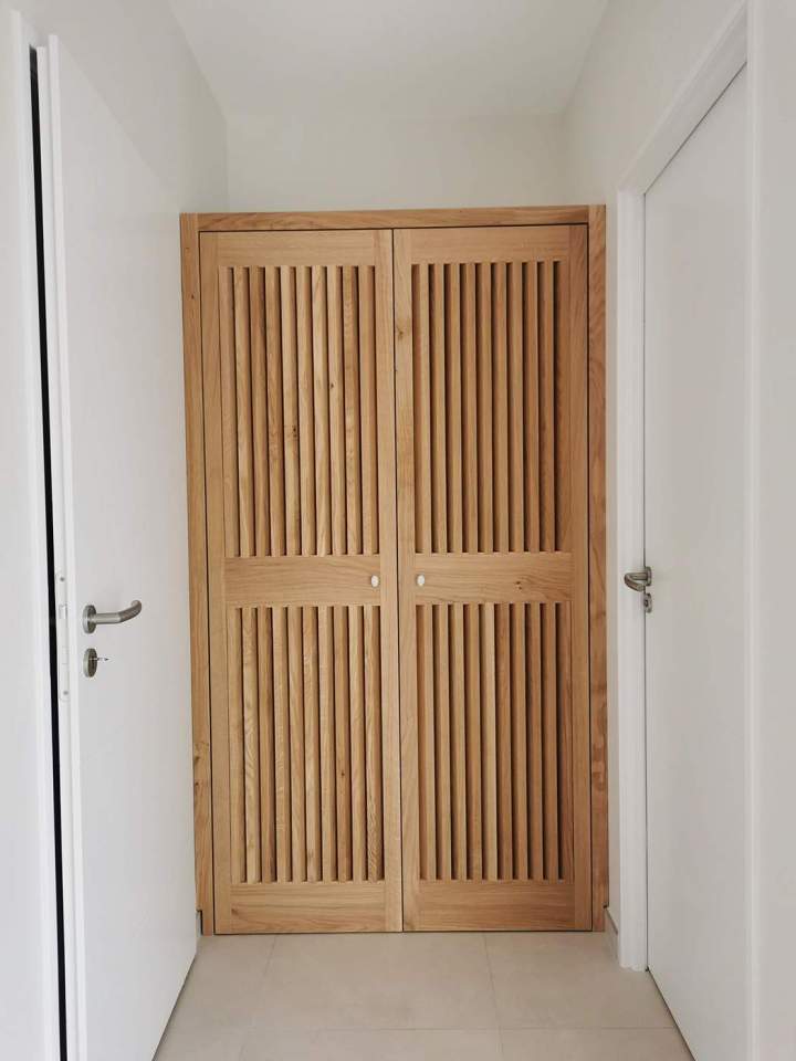 Pose de portes, fenêtres et volets bois.