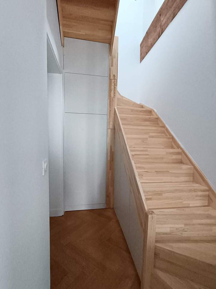 Habillage d'escaliers et pose de parquets chaleureux.
